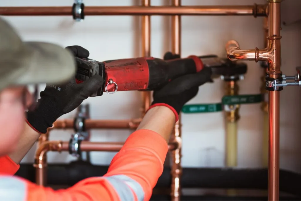 LVIS-asentaja työssään|Poistoilmalämpöpumppu asennettuna