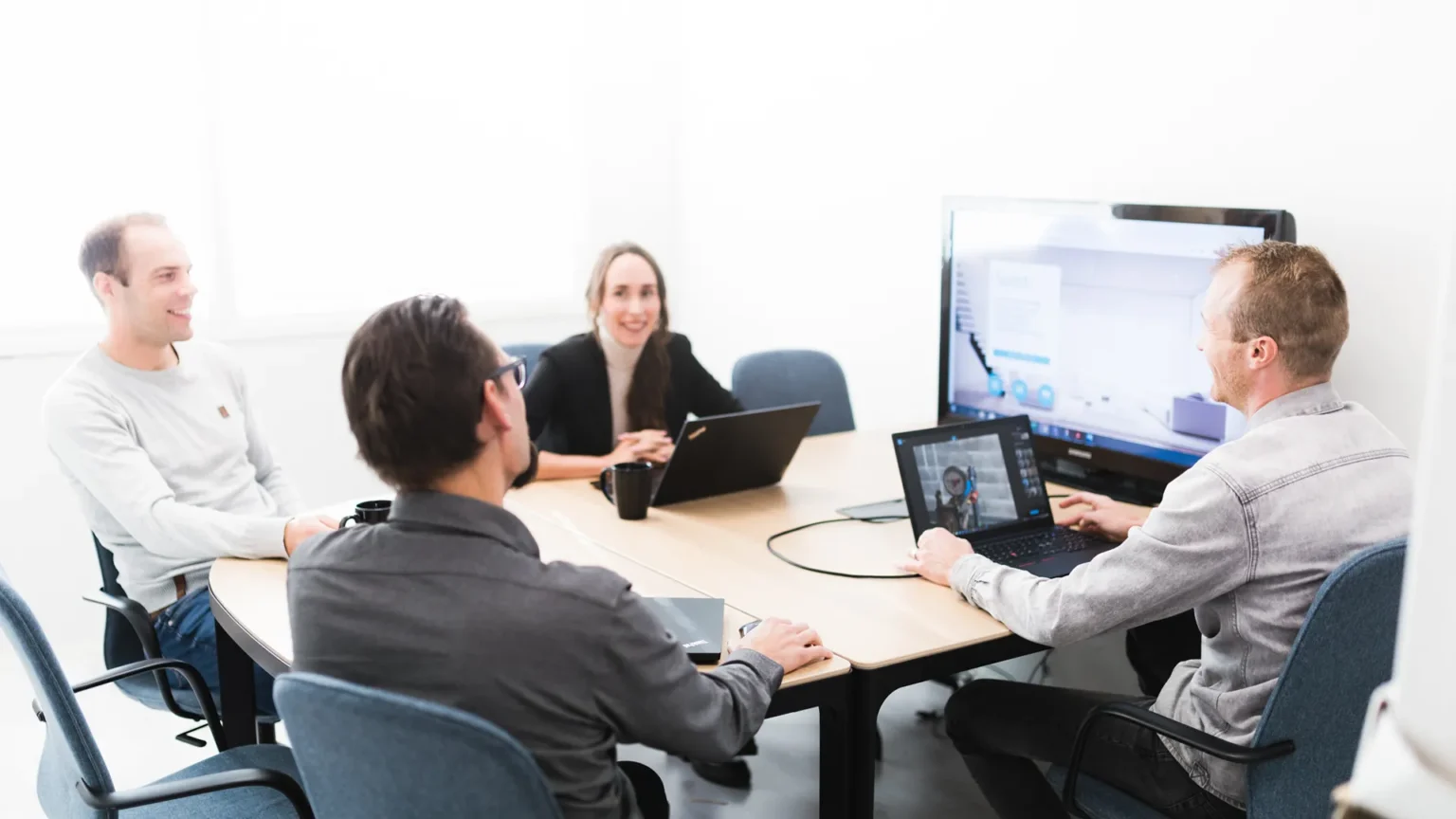 LVIS-suunnittelupalaveri pöydän ääressä