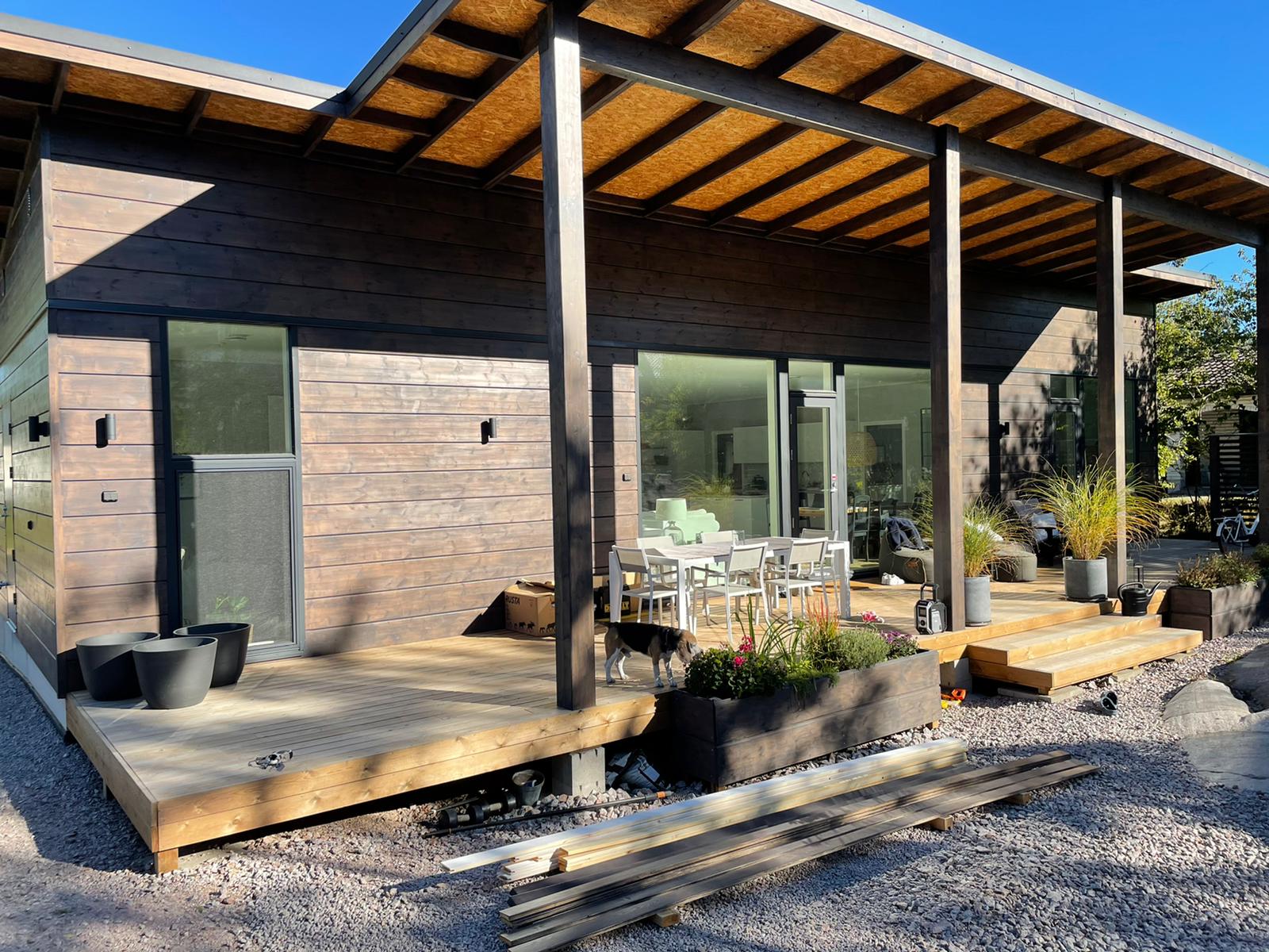 Petri Tuominen tilasi uuden hirsitalonsa koko talotekniikan Spigotilta. Spigotin valintaan vaikuttivat suositusten lisäksi halukkuus minimoida rakentamiseen liittyviä riskejä ja viivästyksiä. "On tärkeää