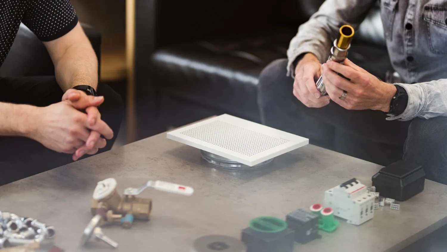 LVIS-suunnittelua pöydän ääressä