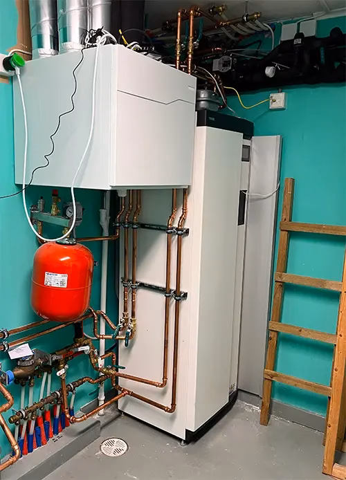 Nibe-maalampöpumppu. Kuva Lepän perheen omakotitalon tekniseen tilaan asennetusta NIBE S1256-8 -maalämpöpumpusta.