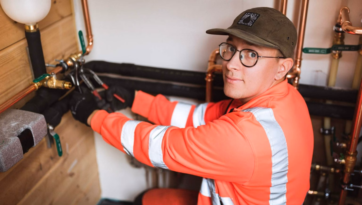 Spigotin lvi-asentaja työssään, lvis-urakoitsija